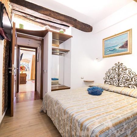 Via Mazzini - Francamaria Rooms Вернацца Экстерьер фото