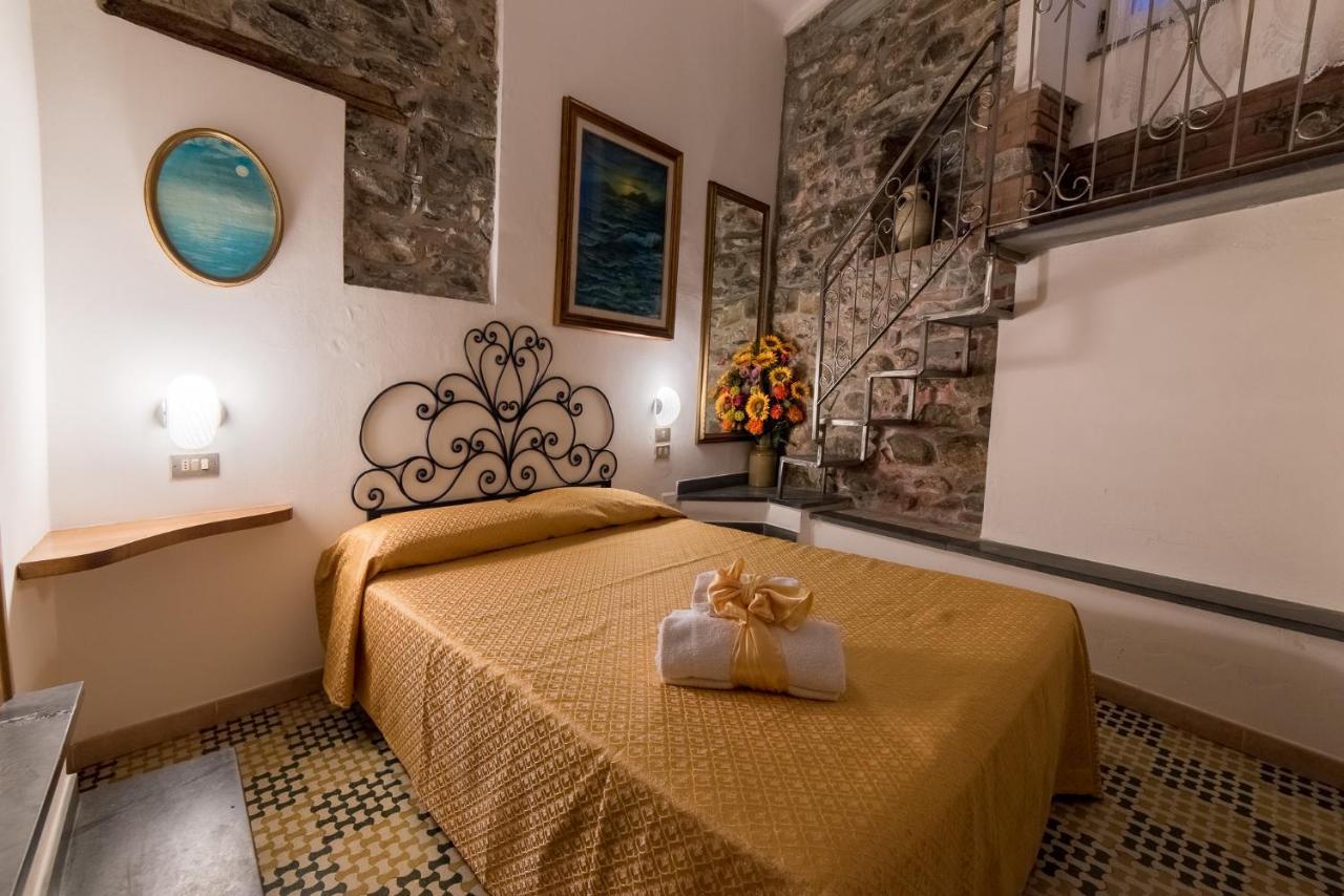 Via Mazzini - Francamaria Rooms Вернацца Экстерьер фото
