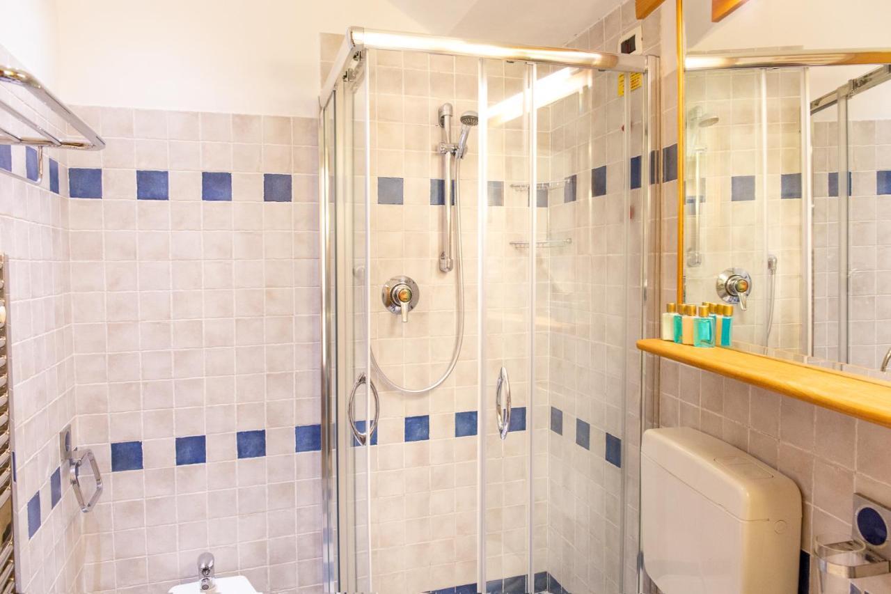 Via Mazzini - Francamaria Rooms Вернацца Экстерьер фото