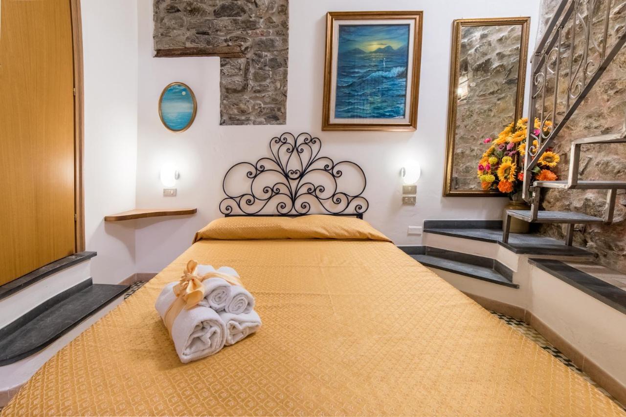 Via Mazzini - Francamaria Rooms Вернацца Экстерьер фото